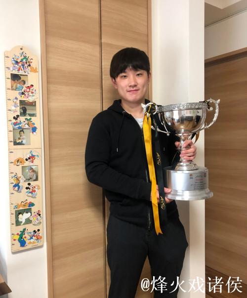 张本智和凯旋归国！晒奖杯笑容满面，豪言明年冲击世界第一